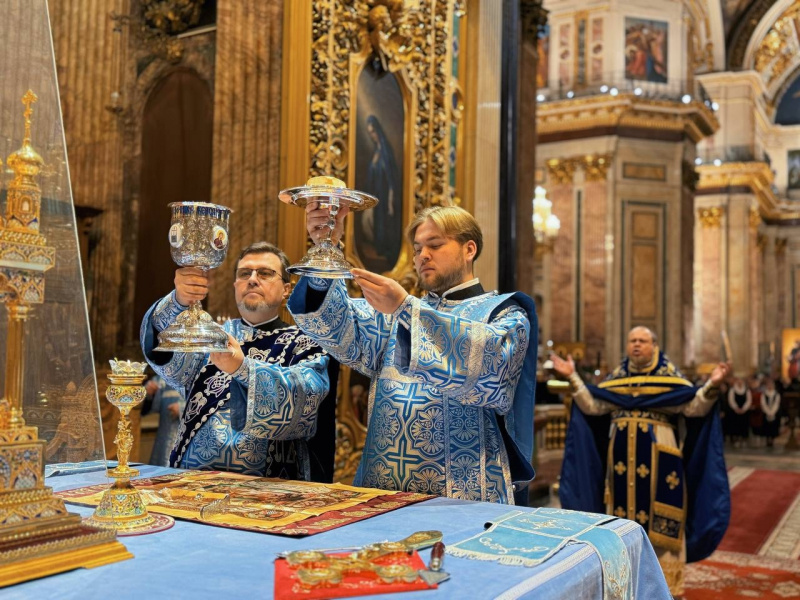 7 декабря 2025 года, в Неделю 26-ю по Пятидесятнице, день памяти святой великомученицы Екатерины, престольного праздника правого придела Исаакиевского собора, была совершена Божественная Литургия.