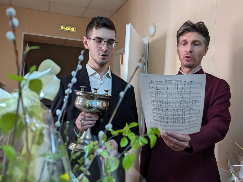 Молодёжь Исаакиевского собора вместе с духовным наставником, отцом Александром, посетили городскую Максимилиановскую больницу