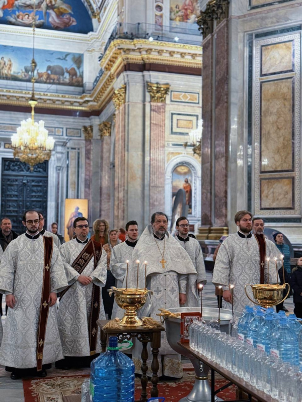 19 января 2026 года, в день праздника Крещения Господня в Исаакиевском соборе совершена Божественная Литургия.