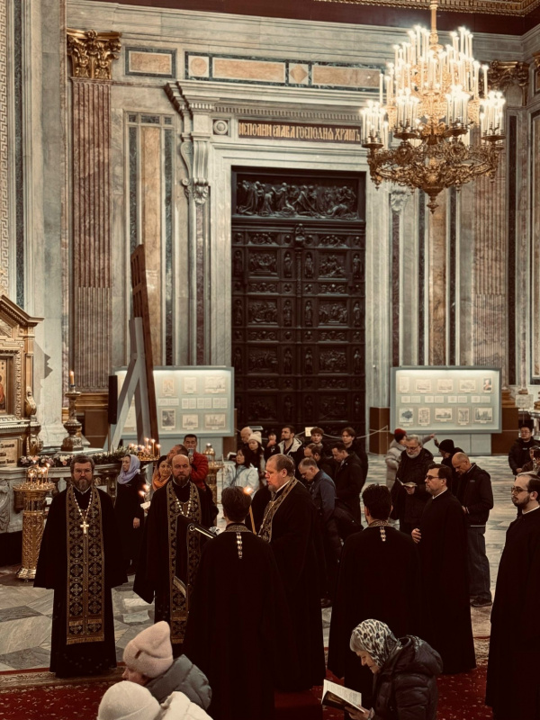 Вечером 26 февраля 2026 года, в четверг первой седмицы Великого поста, в Исаакиевском соборе было совершено великое повечерие с чтением Великого покаянного канона преподобного Андрея Критского.