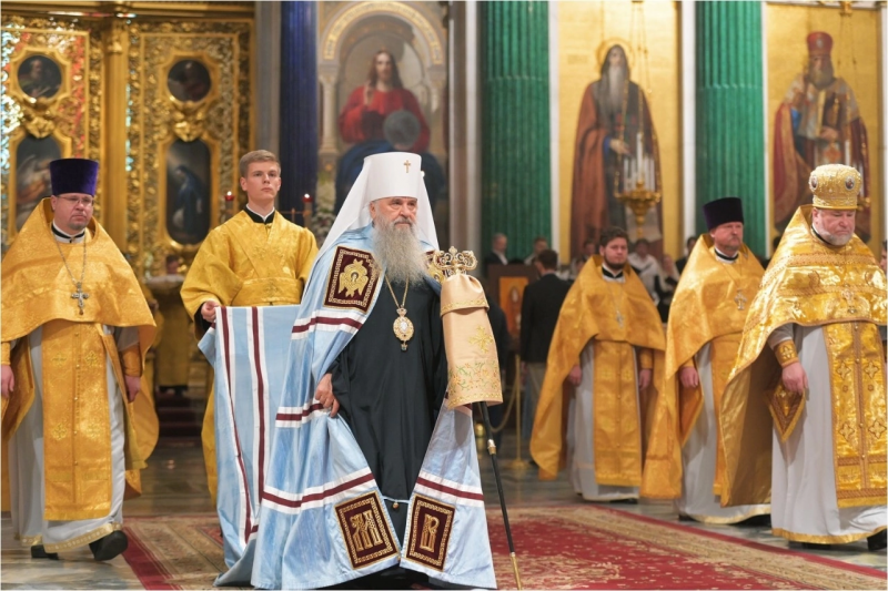 В Неделю 4-ю по Пятидесятнице, 2 июля, митрополит Санкт-Петербургский и Ладожский Варсонофий совершил Божественную литургию в Исаакиевском соборе.