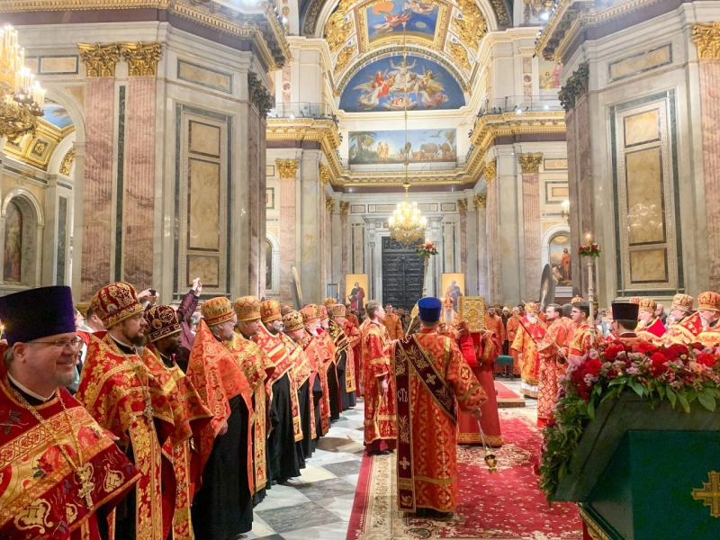 В праздник Светлого Христова Воскресения, 16 апреля,  митрополит Санкт-Петербургский и Ладожский Варсонофий возглавил пасхальную вечерню в Исаакиевском соборе.