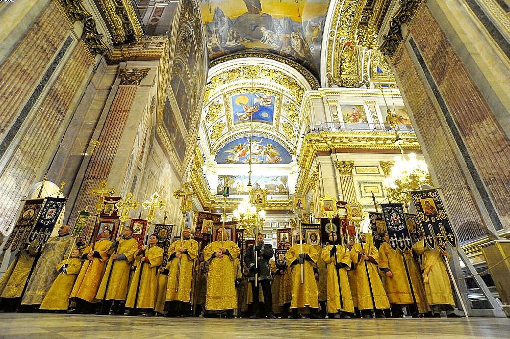 Богомольцы со всех концов Санкт-Петербурга приняли участие в крестном ходе вокруг Исаакиевского собора