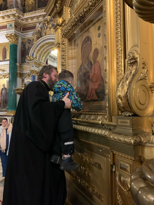 7 ноября 2025 года, по благословению ключаря протоиерея Романа Ковальского Исаакиевский собор посетили маленькие гости, дети из Санкт-Петербургского дома ребенка №6 на Васильевском острове.