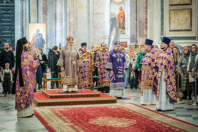 В Неделю 3-ю Великого поста, Крестопоклонную, 23 марта, митрополит Санкт-Петербургский и Ладожский Варсонофий совершил Божественную литургию в Исаакиевском соборе. В Неделю 3-ю Великого поста, Крестопоклонную, 23 марта, митрополит Санкт-Петербургский и Ладожский Варсонофий совершил Божественную литургию в Исаакиевском соборе.