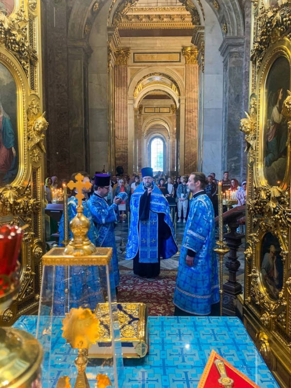 20 июля 2023 года, в канун Празднования Казанской иконы Божией Матери в Исаакиевском соборе было совершено Всенощное бдение.