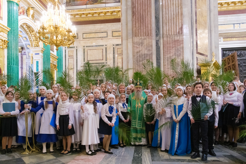 В праздник Входа Господня в Иерусалим, 17 апреля, митрополит Санкт-Петербургский и Ладожский Варсонофий совершил Божественную литургию в Исаакиевском соборе.