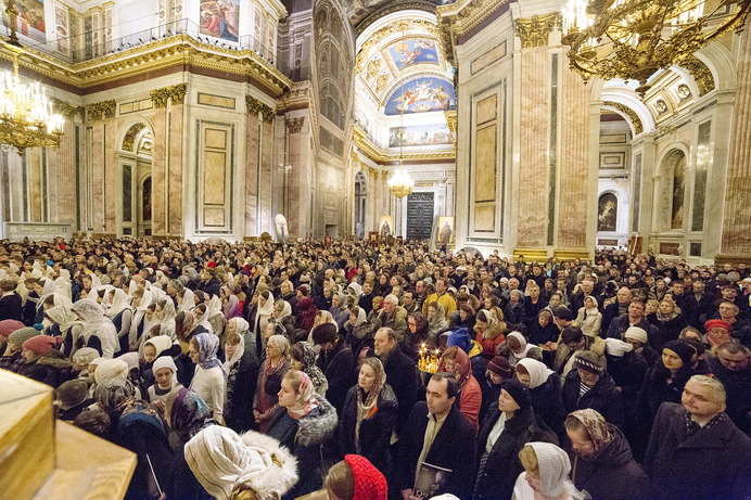 Торжественное богослужение с крестным ходом вокруг Исаакиевского собора стало центральным событием Всемирного дня православной молодежи