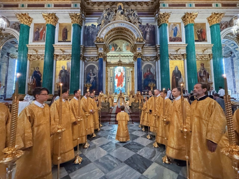 27 июля 2025 года, в 7-ю неделю по Пятидесятнице, в Исаакиевском соборе совершена Божественная Литургия.