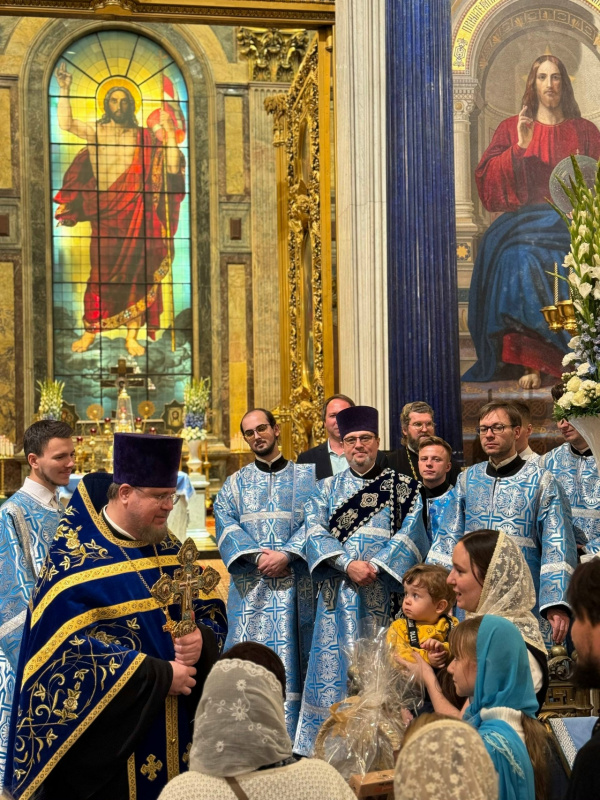  13 октября, в канун праздника Покрова Пресвятой Владычицы нашей Богородицы и Приснодевы Марии в Исаакиевском соборе совершено Всенощное бдение.