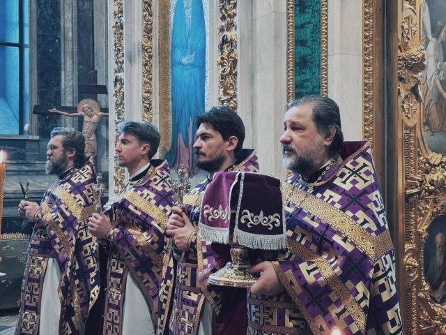 28 февраля 2026 года, в субботу первой седмицы Великого поста, великомученика Феодора Тирона в Исаакиевском соборе была совершена Божественная Литургия.