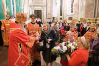 Представительницы Союза православных матушек поздравили правящего архиерея с воскресным днем, подарили ему декоративное пасхальное яйцо и букет цветов.