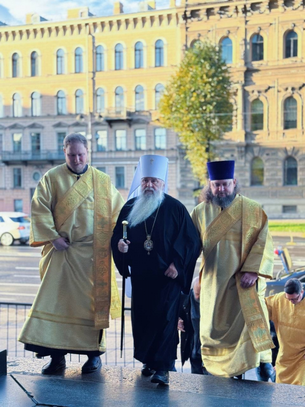 В Неделю 18-ю по Пятидесятнице, 12 октября, митрополит Санкт-Петербургский и Ладожский Варсонофий совершил Божественную литургию в Исаакиевском соборе.