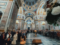 В ночь с 11 на 12 апреля 2026 года в Исаакиевском соборе было совершено Пасхальное богослужение — полунощница, крестный ход, Пасхальная заутреня и Божественная Литургия.