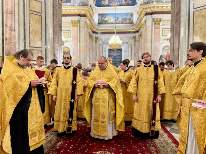 4 января 2026 года, в 30-ю неделю по Пятидесятнице, пред Рождеством Христовым, святых отец в Исаакиевском соборе была совершена Божественная Литургия.