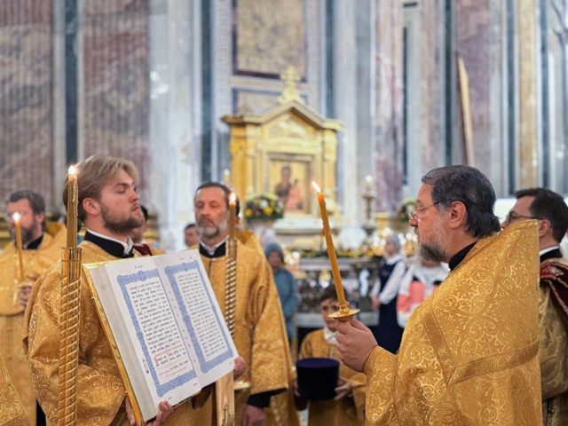 13 сентября 2025 года, в канун 14-й недели по Пятидесятнице, перенесение мощей благоверных князей Петра и Февронии, чудотворцев в Исаакиевском соборе было совершено Всенощное бдение.