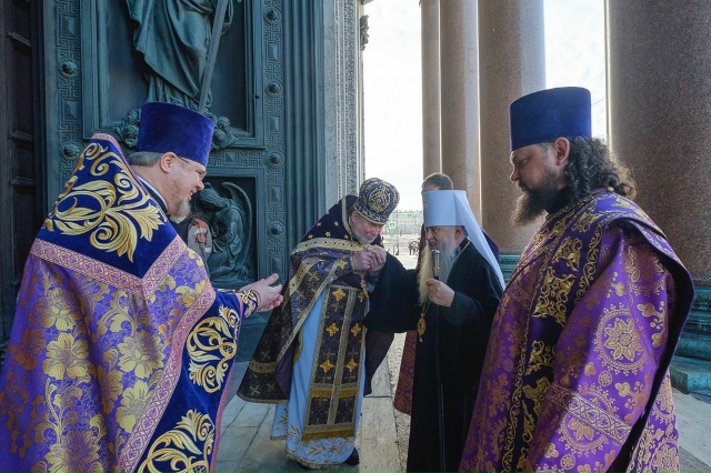 В Неделю 4-ю Великого поста, преподобного Иоанна Лествичника, день памяти сорока мучеников Севастийских, 22 марта, митрополит Санкт-Петербургский и Ладожский Варсонофий совершил Божественную литургию в Исаакиевском соборе.