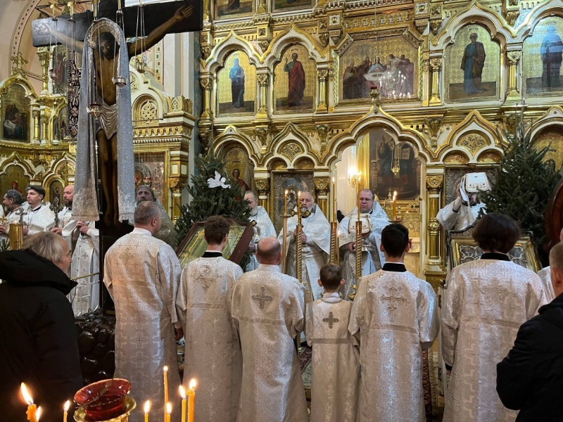 8 января 2026 года, в Собор Пресвятой Богородицы, протоиерей Роман Ковальский, ключарь Исаакиевского собора, настоятель Спасо-Парголовского храма и храма Всех Святых, в земле Санкт-Петербургской просиявших, возглавил соборное богослужение в Спасо-Парголов