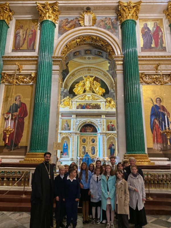 По приглашению ключаря Исаакиевского собора протоиерея Романа Ковальского, 1 сентября текущего года ученики пятого класса средней общеобразовательной школы № 238 города Санкт-Петербурга посетили Исаакиевский собор. 