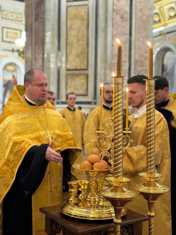 11 сентября 2025 года, в канун дня перенесения мощей благоверного великого князя Александра Невского в Исаакиевском соборе совершено Всенощное бдение.