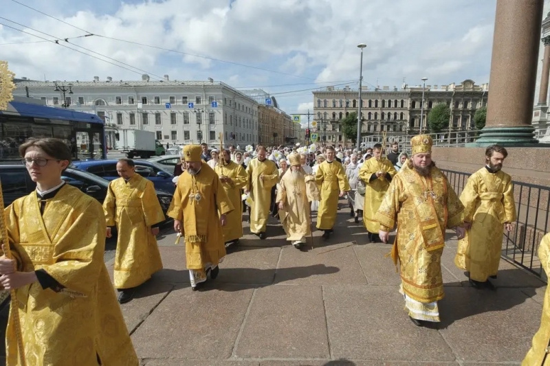 В день памяти благоверных князей Петра и Февронии, 8 июля, митрополит Санкт-Петербургский и Ладожский Варсонофий совершил Божественную литургию в Исаакиевском соборе.