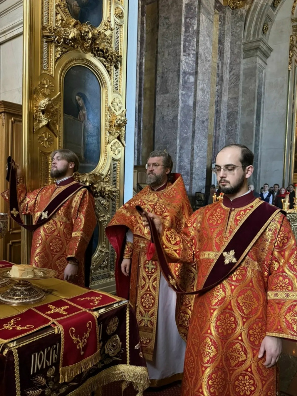 21 апреля 2026 года, во вторник 2-й седмицы по Пасхе — день Радоницы, в Исаакиевском соборе была совершена Божественная Литургия и панихида.