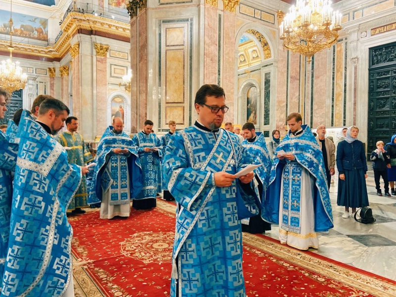 24 сентября 2023 года, в 16-ю неделю по Пятидесятнице, пред Воздвижением, Попразднства Рождества Пресвятой Богородицы, преподобного Силуана Афонского в Исаакиевском соборе была совершена Божественная Литургия.