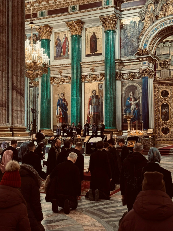 Вечером 25 февраля 2026 года, в среду первой седмицы Великого поста, в Исаакиевском соборе было совершено великое повечерие с чтением Великого покаянного канона преподобного Андрея Критского.