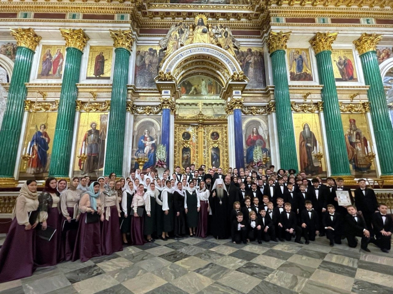 В Неделю Крестопоклонную, 23 марта, митрополит Санкт-Петербургский и Ладожский Варсонофий совершил Божественную литургию в Исаакиевском соборе. Его Высокопреосвященству сослужил епископ Кронштадтский Вениамин.