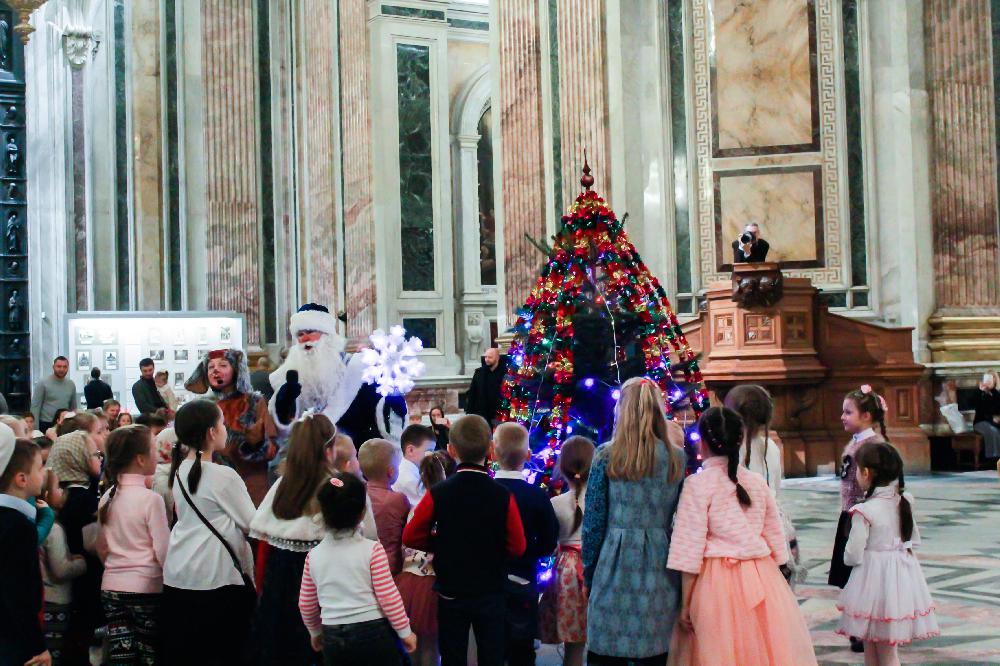 27 декабря 2017 года в Исаакиевском соборе по благословению митрополита Санкт-Петербургского и Ладожского Варсонофия состоялся традиционный благотворительный новогодний праздник для детей.