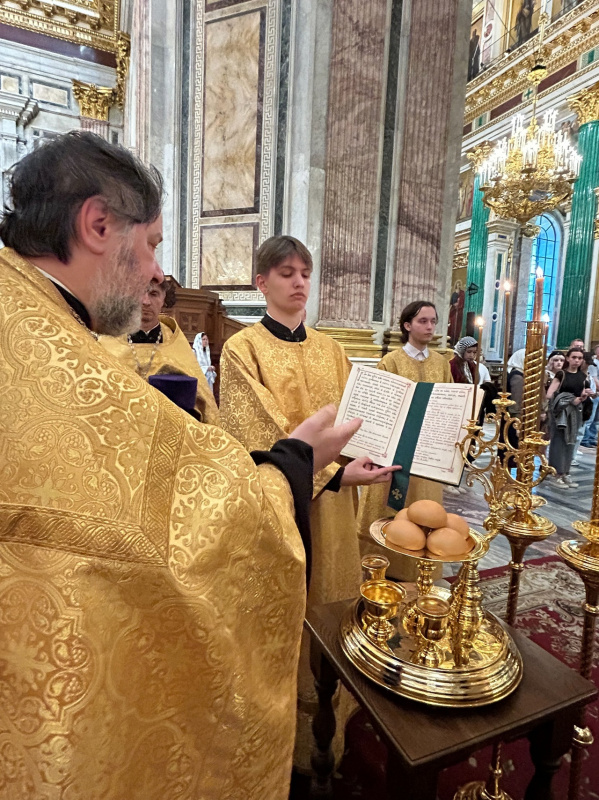 11 июля 2025 года, в канун праздника святых славных и всехвальных первоверховных апостолов Петра и Павла, в Исаакиевском соборе было совершено Всенощное бдение.
