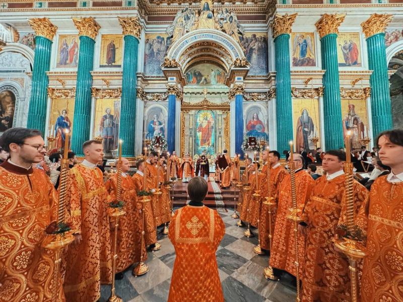 Пасха Христова в Исаакиевском соборе В ночь с 19 на 20 апреля 2025 года в Исаакиевском соборе было совершено Пасхальное богослужение — полунощница, крестный ход, Пасхальная заутреня и Божественная Литургия. Пасха Христова в Исаакиевском соборе В ночь с 19 на 20 апреля 2025 года в Исаакиевском соборе было совершено Пасхальное богослужение — полунощница, крестный ход, Пасхальная заутреня и Божественная Литургия.