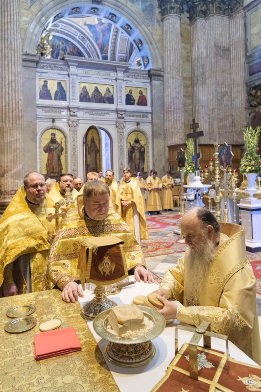 Неделю 13-ю по Пятидесятнице, 7 сентября, митрополит Санкт-Петербургский и Ладожский Варсонофий совершил Божественную литургию в Исаакиевском соборе.