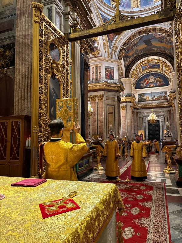 11 июля 2024 года, в канун праздника святых славных и всехвальных первоверховных апостолов Петра и Павла, в Исаакиевском соборе было совершено Всенощное бдение.