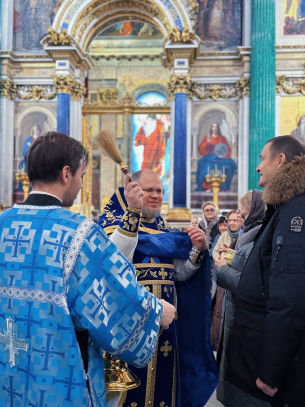 15 февраля 2026 года, в день праздника Сретения Господня, в Исаакиевском соборе была совершена Божественная Литургия.