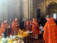 25 апреля, во вторник 2-й седмицы по Пасхе — день Радоницы, в Исаакиевском соборе была совершена Божественная Литургия и панихида.