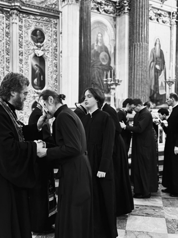 Вечером 22 февраля 2026 года, в Неделю сыропустную, воспоминание Адамова изгнания (Прощеное воскресенье), в Исаакиевском соборе была совершена вечерня и Чин прощения.