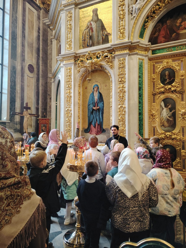 Исаакиевский собор посетили ученики Государственного бюджетного общеобразовательного учреждения средняя общеобразовательная школа № 391 Красносельского района Санкт-Петербурга в рамках изучения Основ Православной Культуры.