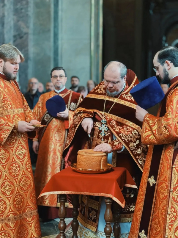 Светлая суббота в Исаакиевском соборе. Божественную Литургию возглавил ключарь собора протоиерей Роман Ковальский.