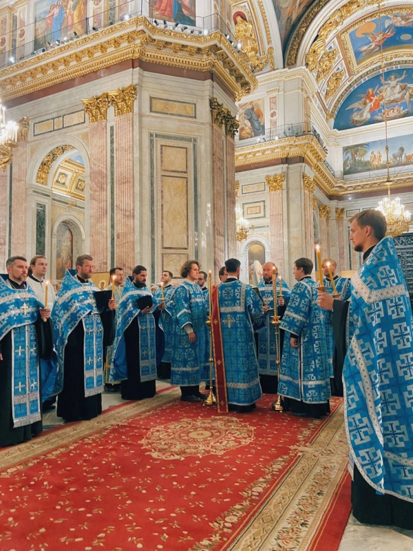 23 сентября 2023 года, в канун 16-й недели по Пятидесятнице, пред Воздвижением, Попразднства Рождества Пресвятой Богородицы, преподобного Силуана Афонского в Исаакиевском соборе было совершено Всенощное бдение.