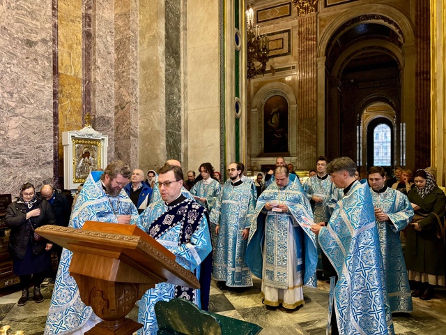 4 ноября 2025 года, в день Празднования Казанской иконы Божией Матери в Исаакиевском соборе была совершена Божественная Литургия.