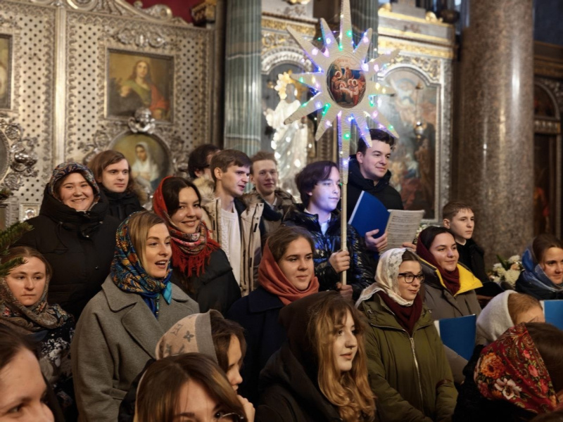 7 января 2026 года Молодежный хор Исаакиевского собора спел Рождественские гимны - колядки- в разных храмах Петербурга.