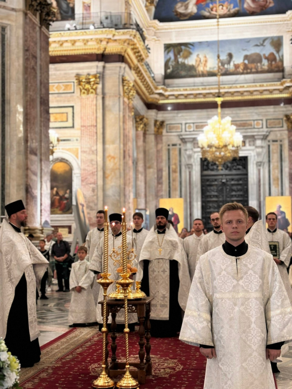 18 августа 2025 года, в канун праздника Преображения Господа Бога и Спаса нашего Иисуса Христа, в Исаакиевском соборе было совершено Всенощное Бдение.