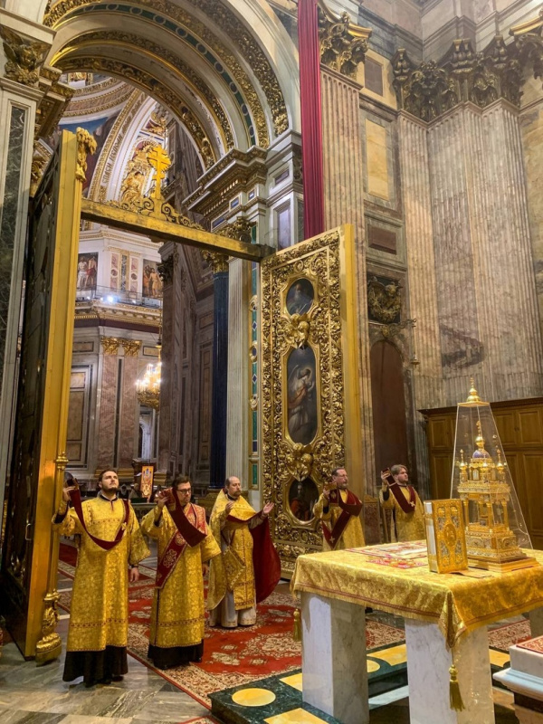 19 декабря 2022 года, в день памяти святителя Николая, архиепископа Мир Ликийских, чудотворца в Исаакиевском соборе было совершена Божественная Литургия.