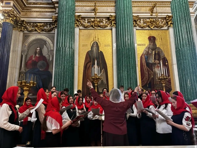 12 апреля 2026 года. Поздняя Пасхальная Литургия в сопровождении Молодежного и Любительского хоров Исаакиевского собора.