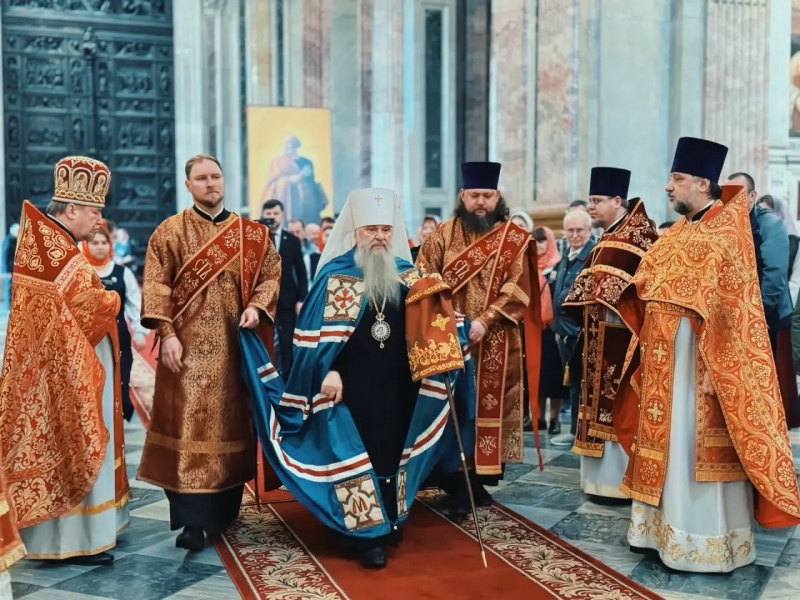 Неделю 6-ю по Пасхе, о слепом, 17 мая, митрополит Санкт-Петербургский и Ладожский Варсонофий совершил Божественную литургию в Исаакиевском соборе.