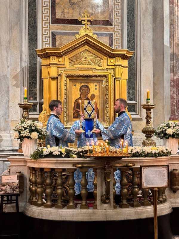 8 июля 2025 года, в канун дня празднования Тихвинской иконы Божией Матери, в Исаакиевском соборе было совершено Всенощное бдение.