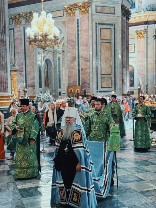 В день памяти преподобных Исаакия, Далмата и Фавста, 16 августа 2025 года, митрополит Санкт-Петербургский и Ладожский Варсонофий совершил Божественную литургию в Исаакиевском соборе.